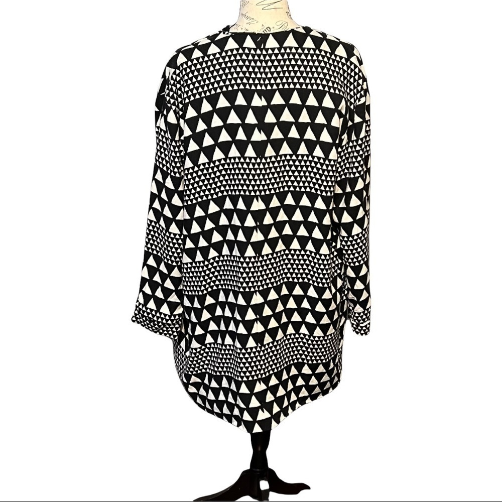 MinkPink Sparks Fly Cardigan M Black White Geometric Print Draped Open - Picture 4 of 7